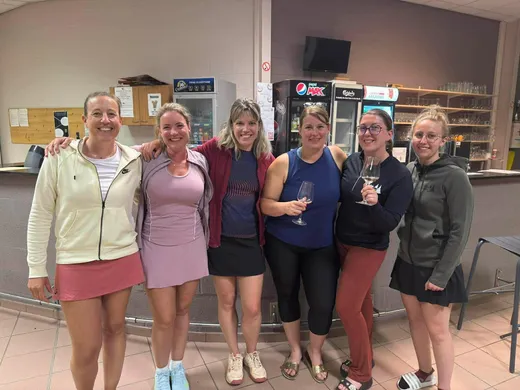Equipe dames du TC Jemelle au club house