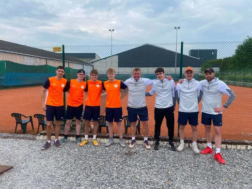 Equipe interclubs hommes devant les terrains extérieurs