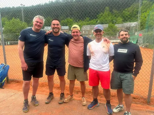 Joueurs du TC Jemelle sur les courts en terre battue