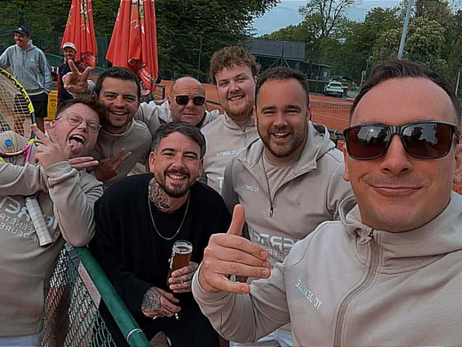 Equipe hommes du TC Jemelle en selfie sur les terrains