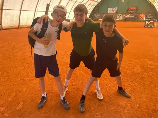 Jeunes joueurs sur un court couvert en terre battue