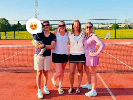 Equipe dames sur un court extérieur ensoleillé
