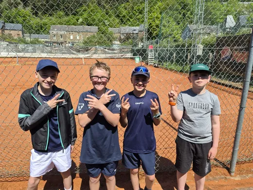 Jeunes joueurs devant les courts extérieurs du TC Jemelle