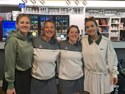 Equipe dames au club house après une rencontre