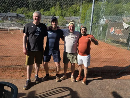 Joueurs du TC Jemelle sur les courts extérieurs