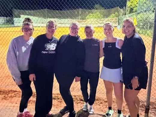 Equipe dames en soirée sur les terrains