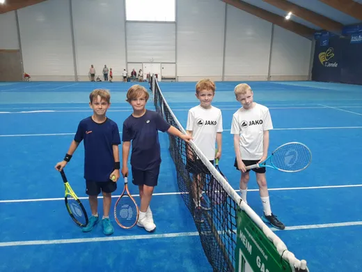 Jeunes joueurs sur les terrains couverts bleus