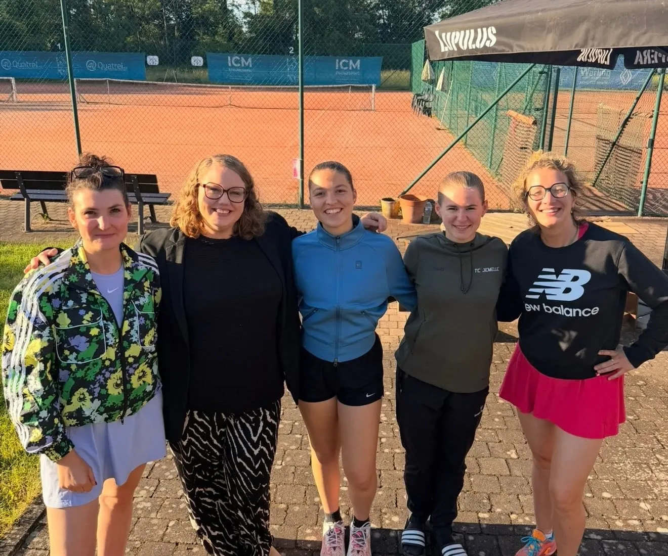 Equipe dames du TC Jemelle devant les courts extérieurs