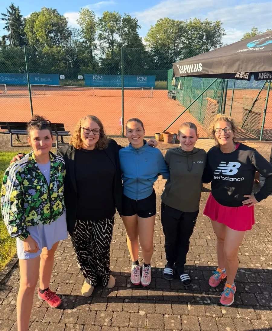 Joueuses du TC Jemelle devant les courts extérieurs