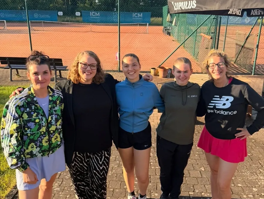 Joueuses du TC Jemelle devant les courts extérieurs