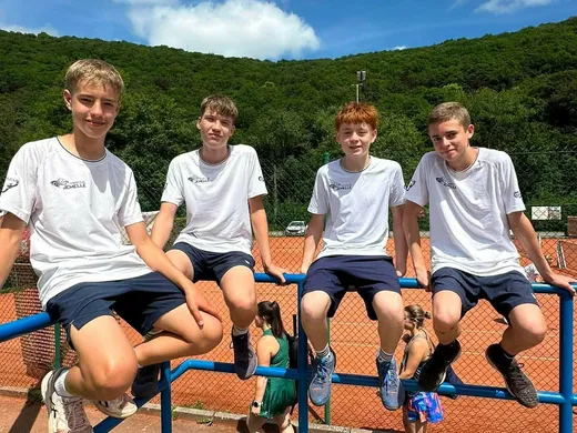 Jeunes joueurs assis près des courts extérieurs