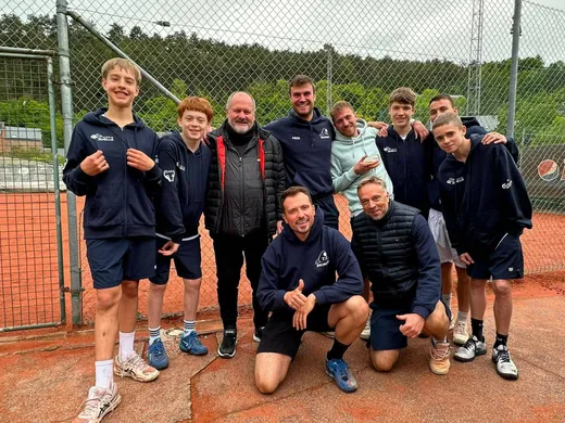 Equipe jeunes du TC Jemelle avec leurs entraîneurs