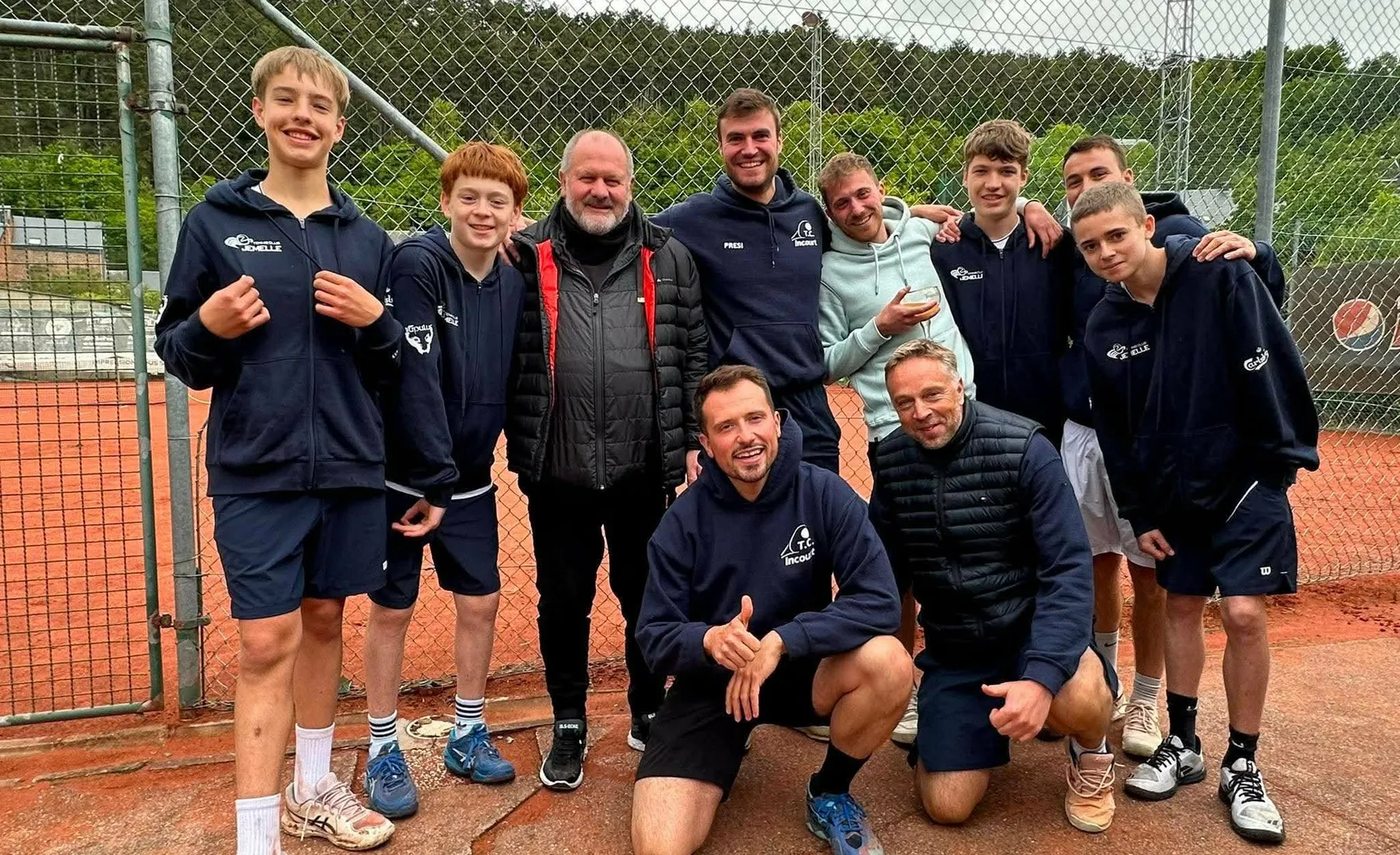Equipe jeunes du TC Jemelle avec leurs entraîneurs