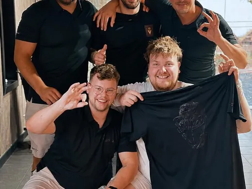 Equipe hommes en tenue noire après une rencontre