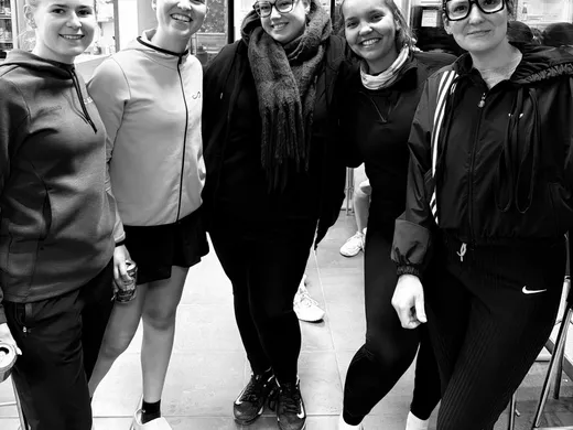 Equipe dames en noir et blanc au club house