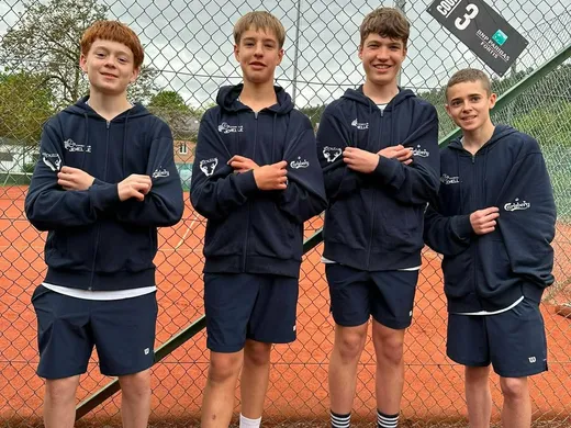 Jeunes joueurs du TC Jemelle devant le court 3