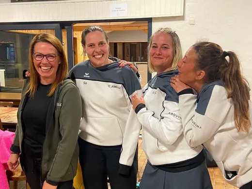 Equipe dames sous l’enseigne TC Natham au club house