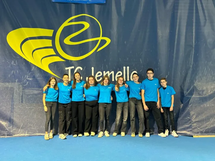 Joueurs sur un court de tennis du TC Jemelle