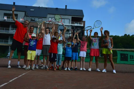 Courts extérieurs entourés de verdure