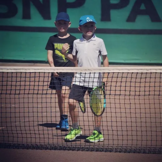 Jeunes en stage de tennis