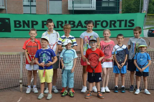 Terrains extérieurs au lever du jour