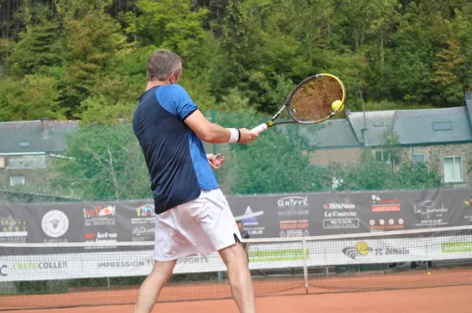 Stages de tennis : groupe de jeunes en action