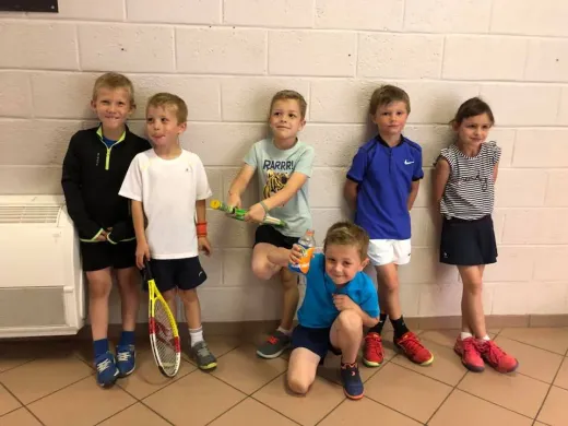 Stages de tennis : moment convivial sur le terrain